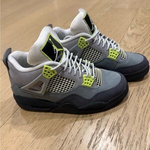 Jordan 4 Retro
SE 95 Neon
